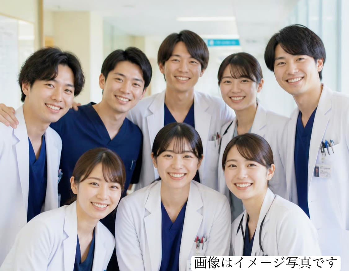 大阪梅田のハイクラス婚活でご紹介可能な白衣やスクラブを着た笑顔の若い医師・医療従事者の男女