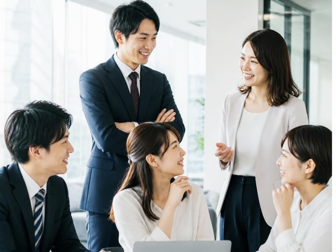 30代会社で働く自立した婚活男女のイメージ写真