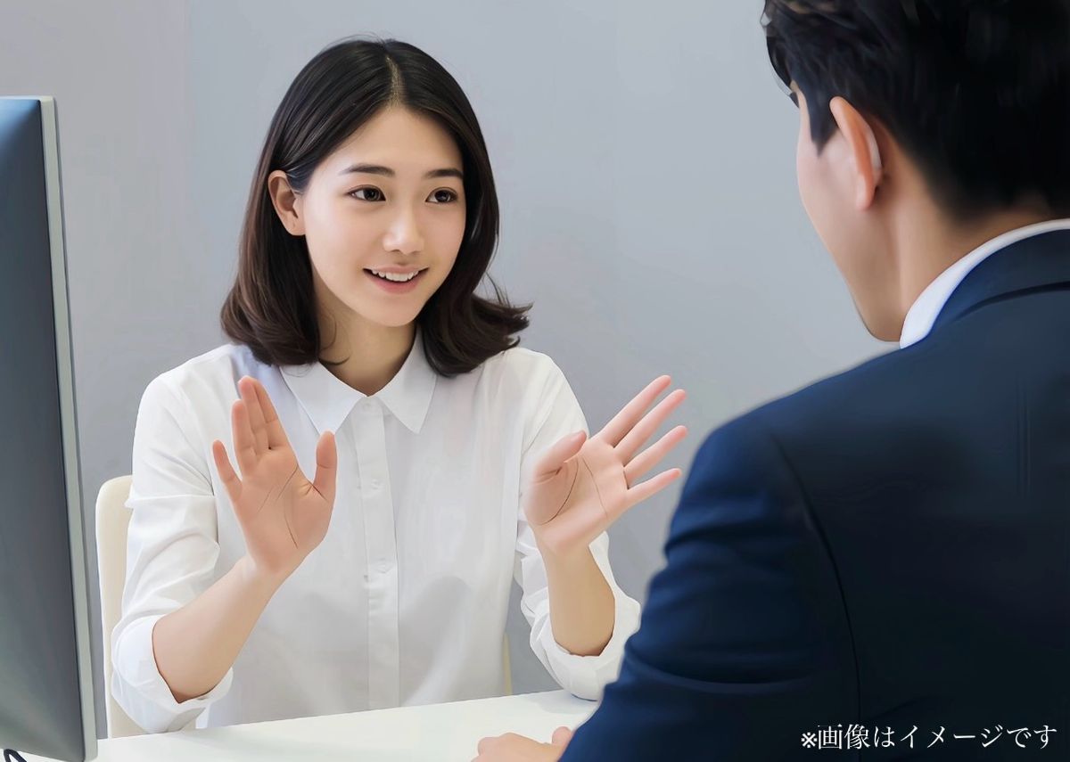 相談の席で、カウンセラーに話をする女性